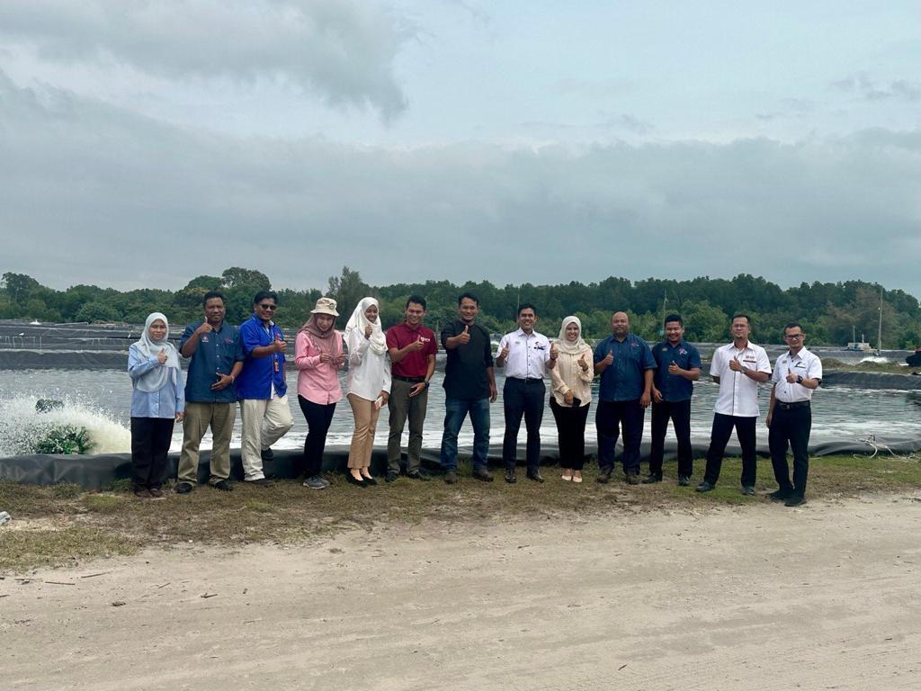 Barisan Penyelidik I-AQUAS bersama dengan Jabatan Perikanan Negeri Pahang dan Serandu Aquaponics Sdn Bhd