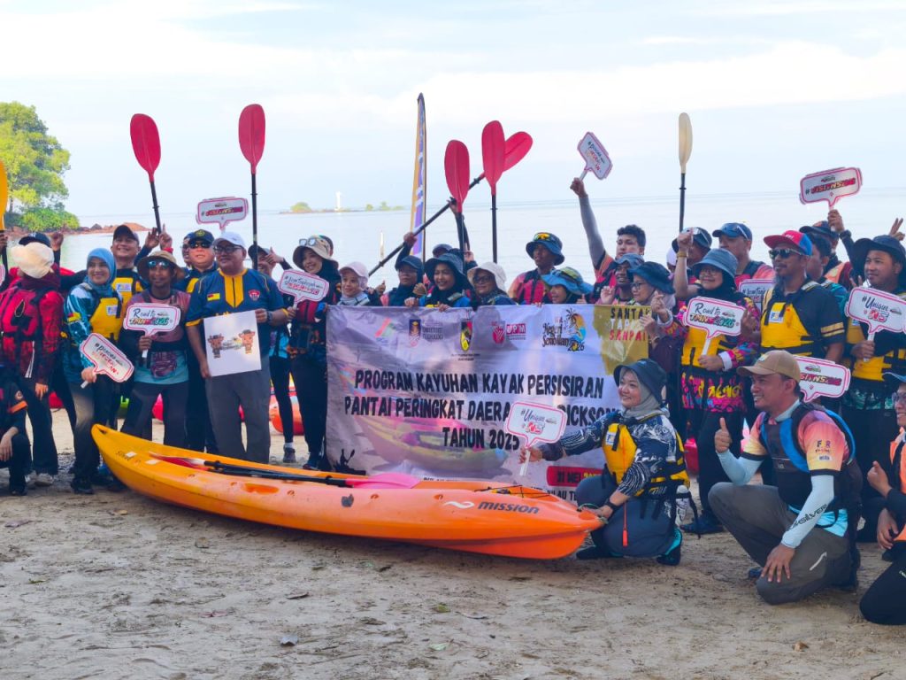 Peserta Program Kayuhan Kayak Persisiran Pantai Peringkat Daerah Port Dickson